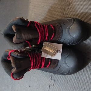 NEW. Khombu Snow Boots